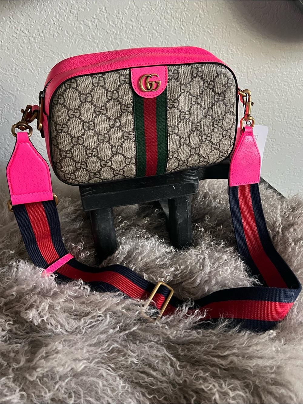 Gucci Beige GG Supreme Canvas Crossbody with Hot Pink Trim size 9"W x 6"H x 1.5"